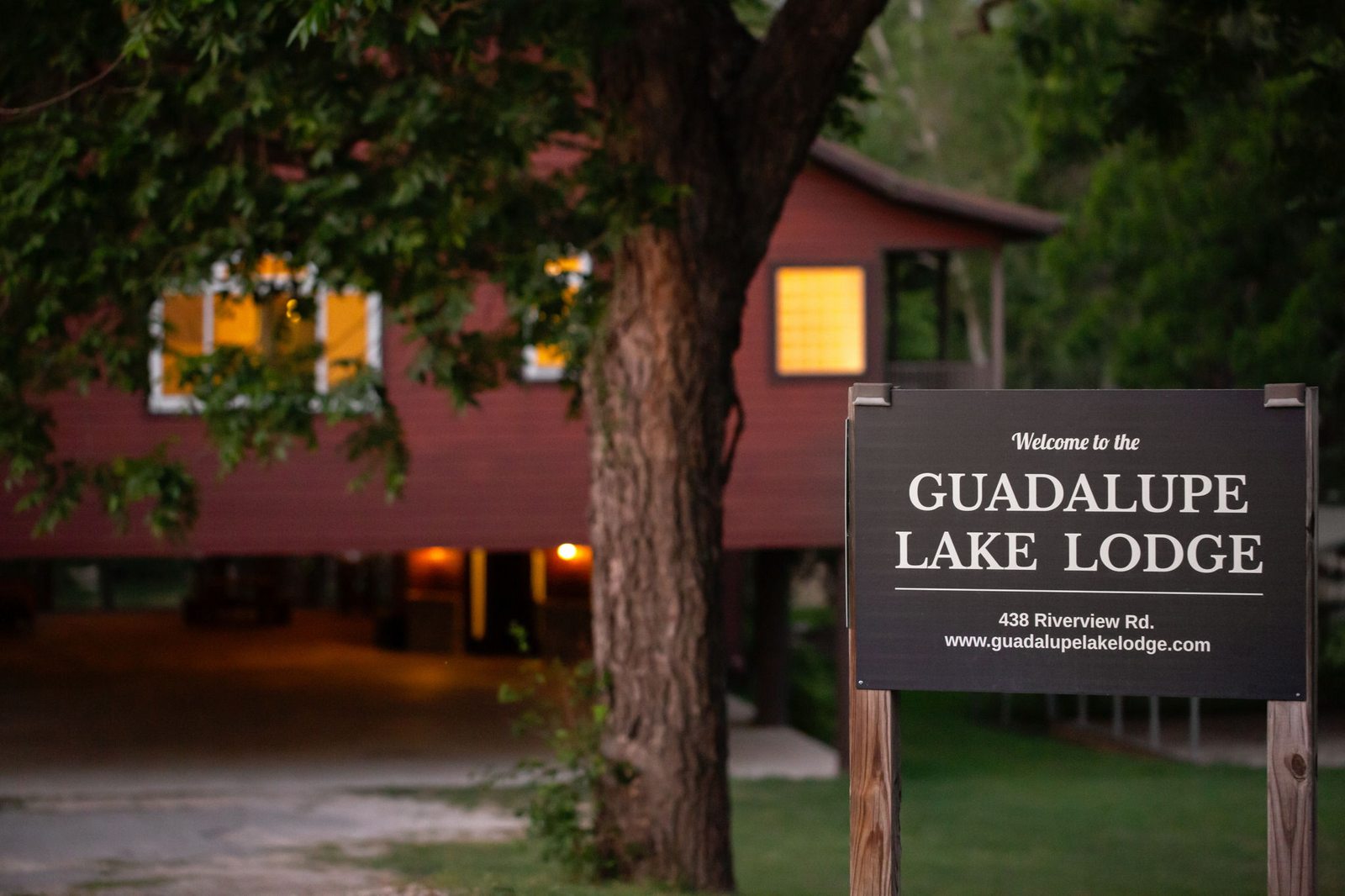 Wide driveway with guest parking beside the lodge